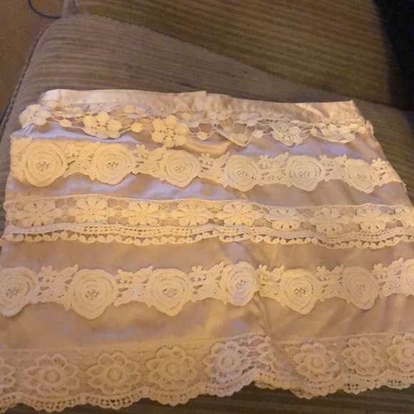 Beautiful satin and lace skirt - Picture 1 of 8